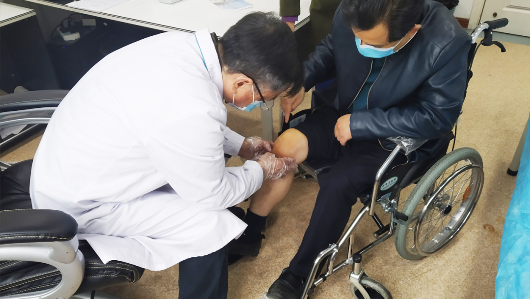刘良运医生看诊照片2.jpg