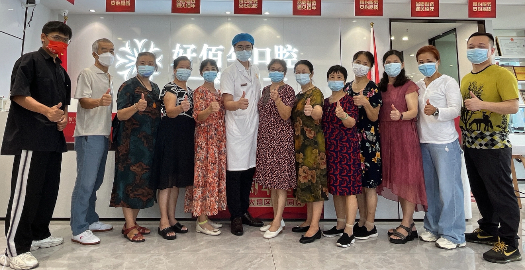 何为院长患者合照.jpg